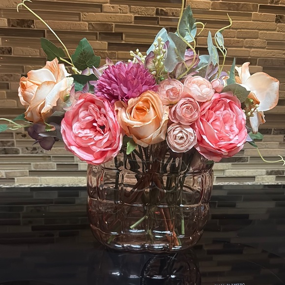 Elegant Floral Arrangement in Glass Vase